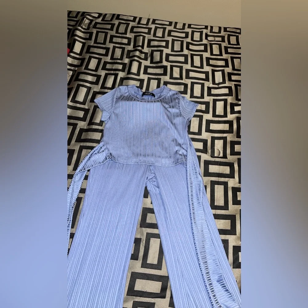 Sky blue 2 piece outfit - Picture 3 of 4